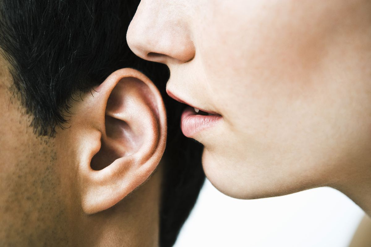男朋友喜欢亲耳朵代表什么呢