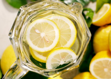 柠檬片泡水的功效和副作用 