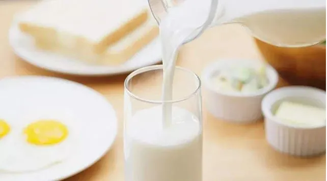 牛奶什么时候喝好早上喝好还是晚上