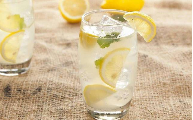 柠檬泡水喝有什么功效和作用