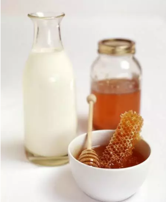 牛奶可以加蜂蜜一起喝吗