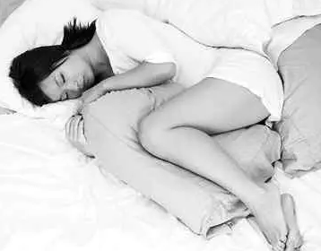 女孩子睡觉喜欢夹被子夹枕头
